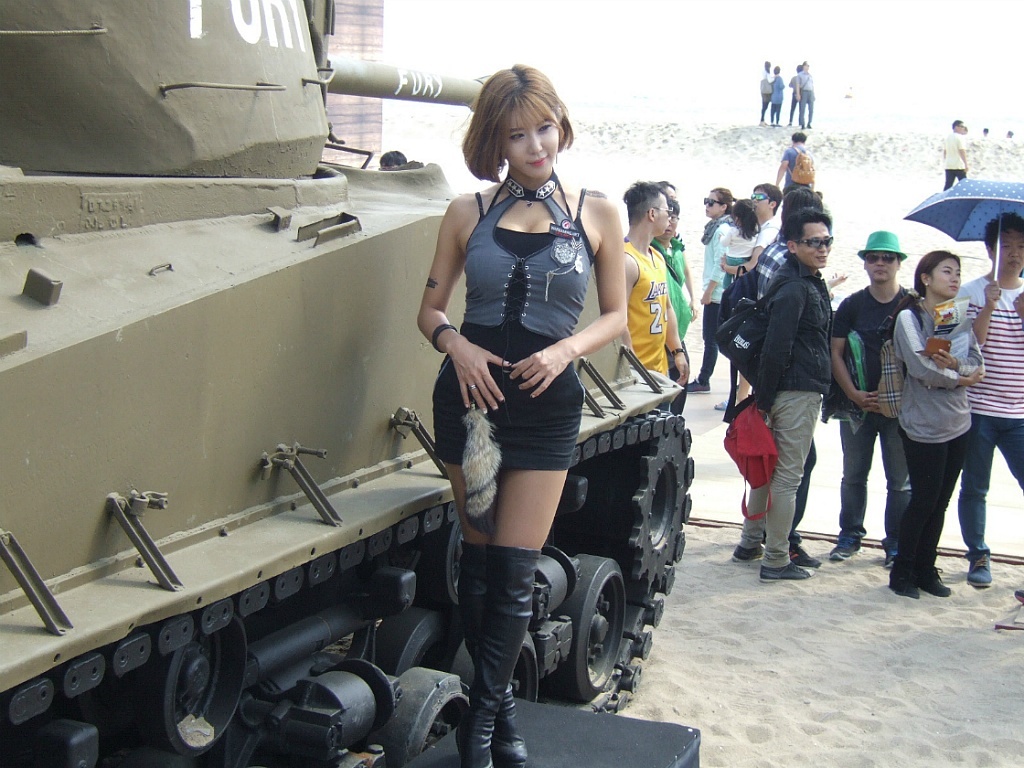 South Korea's top showgirl Xu Yunmei Busan tank world 2